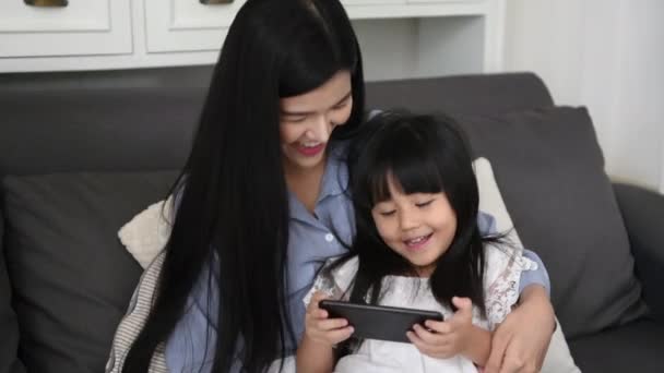 Семейная Концепция Мама Ребенок Веселятся Играя Телефону Разрешение — стоковое видео