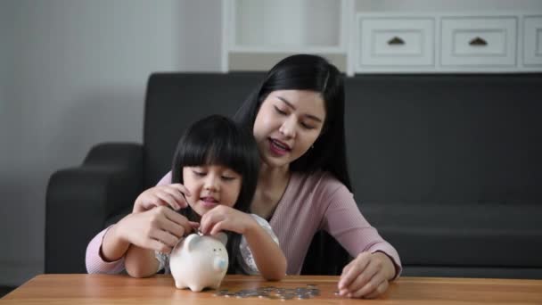 Familie Concept Moeder Leert Haar Dochter Redden Door Een Spaarvarken — Stockvideo