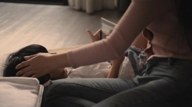 Aile kavramı. Kız evdeki tabletin üzerinde uyuyor. 4k Çözünürlüğü.