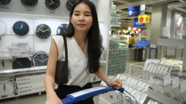 Αγοραστικές Ιδέες Κορίτσι Ψωνίζει Στο Εμπορικό Κέντρο Ανάλυση 4Ια — Αρχείο Βίντεο