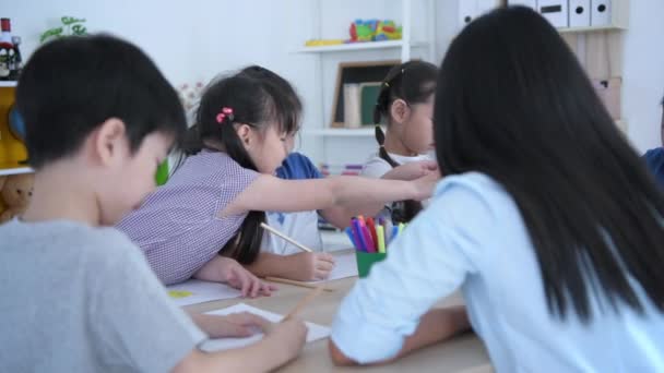 Koncepcje Edukacyjne Nauczyciel Uczy Przedszkolaki Rysować Klasie Rozdzielczość — Wideo stockowe