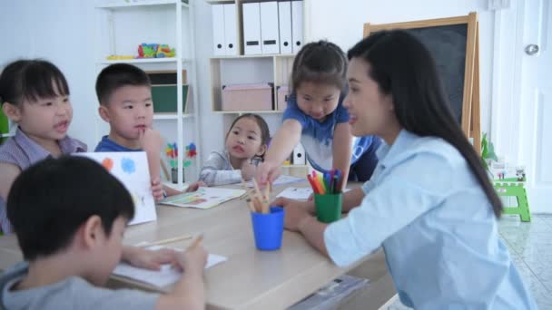Eğitici Kavramlar Anaokulu Çocukları Sınıfta Öğretmenlere Sunum Yapıyor Çözünürlüğü — Stok video