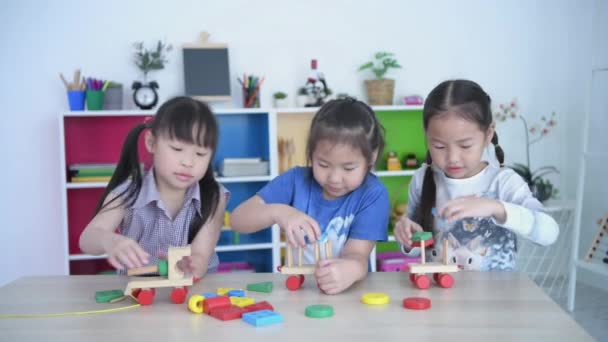 유치원 아이들이 교실에서 경쟁을 합니다 결의문 — 비디오
