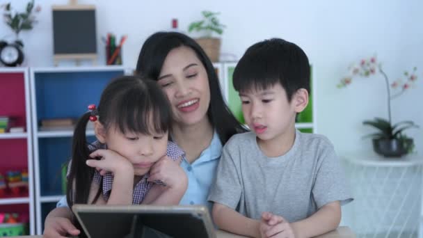 Educatieve Concepten Leraar Onderwijst Het Kind Met Een Tablet Resolutie — Stockvideo