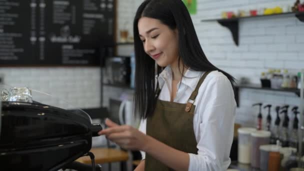 Concepto Cafetería Chica Está Vertiendo Crema Taza Café Resolución — Vídeo de stock