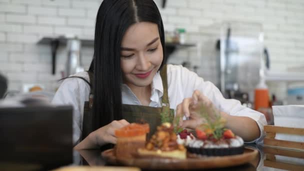 Concetto Caffetteria Ragazze Asiatiche Che Decorano Torte Nei Negozi Risoluzione — Video Stock