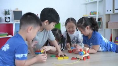 Eğitici kavramlar. Çocuklar sınıfta oyuncak oynuyorlar. 4k Çözünürlüğü.