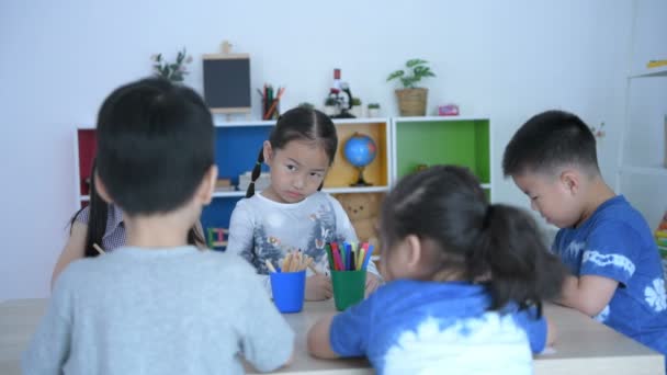 Conceptos Educativos Grupo Niños Está Usando Imaginación Para Hacer Dibujos — Vídeo de stock