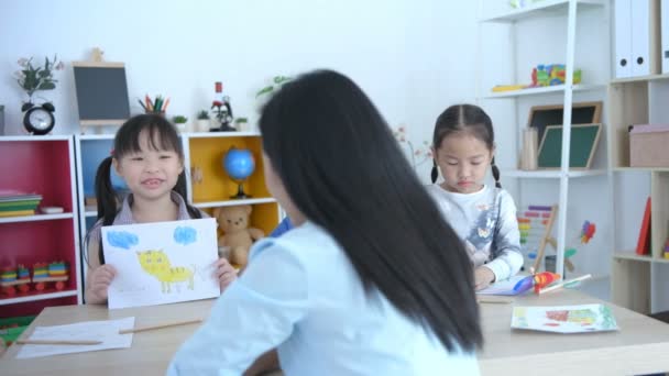 Bildungskonzepte Die Kinder Präsentieren Die Zeichnung Freunden Und Lehrern Die — Stockvideo