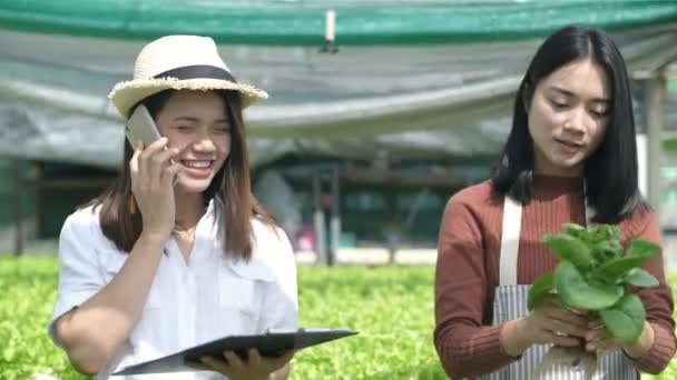 Landwirtschaftliche Konzepte Gärtnerinnen Rufen Mit Kunden Handeln Auflösung — Stockvideo