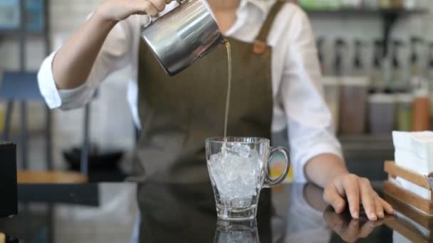Koncepcja Baristy Kobieta Robi Herbatę Barze Kawiarni Rozdzielczość — Wideo stockowe