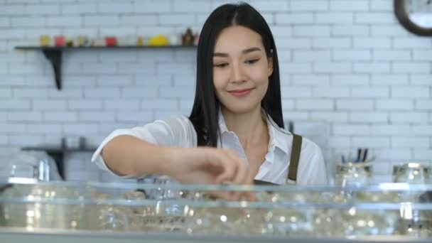 Concepto Cafetería Camarero Colocó Vidrio Estante Dentro Del Mostrador Resolución — Vídeos de Stock