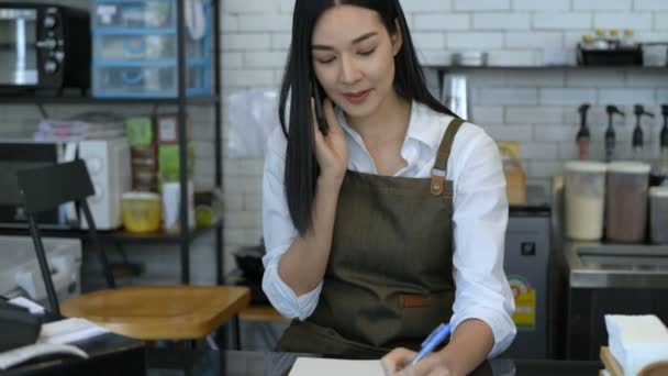 Concepto Cafetería Las Mujeres Están Aceptando Pedidos Clientes Por Teléfono — Vídeo de stock