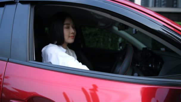 Reisconcept. Het meisje lacht gelukkig met het succes van haar eerste auto. Resolutie van 4k. — Stockvideo