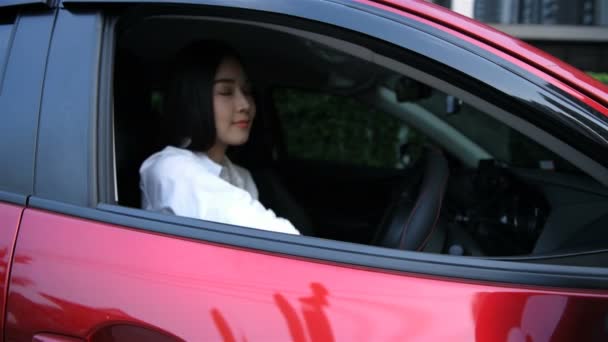 Konsep Perjalanan. Gadis itu tersenyum bahagia dengan keberhasilan mobil pertamanya. Resolusi 4k. — Stok Video