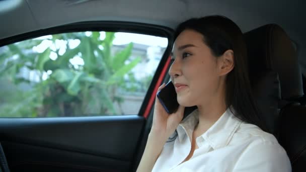 Concepto de viaje. Una mujer hablando por teléfono felizmente en el coche. Resolución 4k . — Vídeo de stock