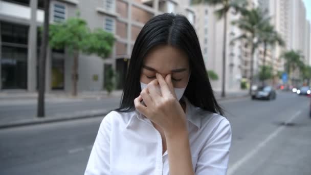 汚染防止の概念 道路の脇に頭痛のある女性 4K分解能 — ストック動画