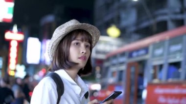 Turizm konsepti. Asyalı kadınlar heyecanlı bir şekilde turistik yerlerin fotoğraflarını çekiyorlar. 4k Çözünürlüğü.