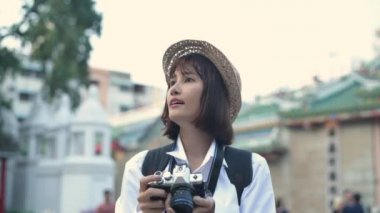 Turizm konsepti. Asyalı kadınlar heyecanlı bir şekilde turistik yerlerin fotoğraflarını çekiyorlar. 4k Çözünürlüğü.