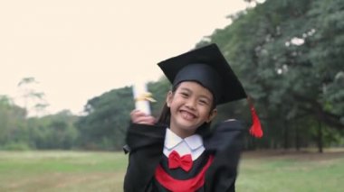 Eğitici kavramlar. Asyalı çocuklar mezuniyet gününde mutlu olurlar. 4k Çözünürlüğü.