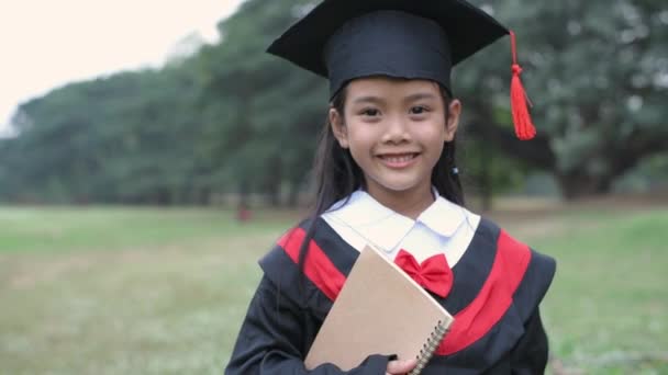 Conceptos Educativos Los Pequeños Graduados Están Felices Estudiar Resolución — Vídeo de stock