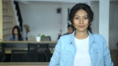 İş konsepti. Ofiste kendine güvenen bir kadın. 4k Çözünürlüğü.