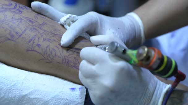 Conceptos Tatuajes Tatuador Está Trabajando Oficina Resolución — Vídeo de stock