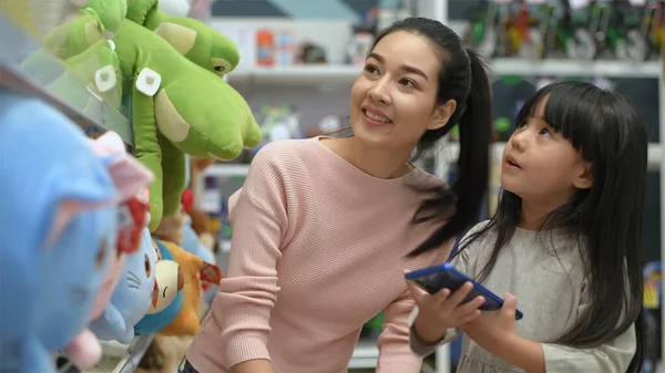 Conceito Compras Mãe Filha Asiática Estão Comprando Bonecas Shopping Resolução — Fotografia de Stock