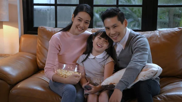 Concept Famille Une Famille Asiatique Regarde Télévision Intérieur Maison Résolution — Photo