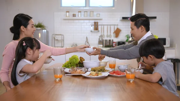 Concepto Familiar Familia Está Comiendo Juntos Felizmente Casa Resolución —  Fotos de Stock