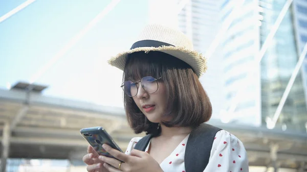 Concetto Turistico Ragazze Asiatiche Stanno Giocando Telefoni Cellulari Città Risoluzione — Foto Stock