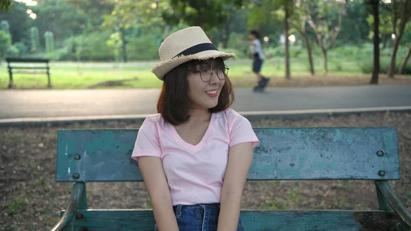 Toerisme Een Aziatisch Meisje Zit Ontspant Het Park Resolutie Van — Stockfoto
