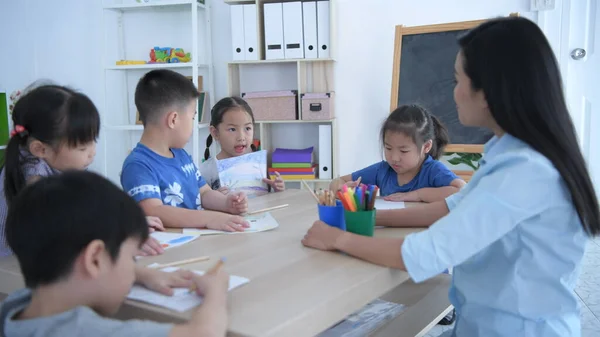 Utbildningskoncept Förskolebarn Presenterar Sig För Lärare Klassrummet Upplösning — Stockfoto