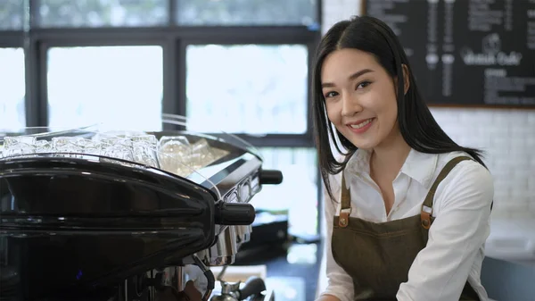 Concepto Cafetería Personal Femenino Limpiando Limpiando Equipo Tienda Resolución — Foto de Stock