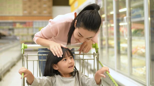 Konsep Belanja Ibu Dan Anak Berjalan Jalan Mal Resolusi Stok Foto Bebas Royalti