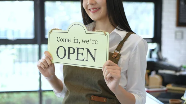 Café Konzept Asiatische Frauen Halten Schilder Hoch Kunden Willkommen Heißen lizenzfreie Stockfotos