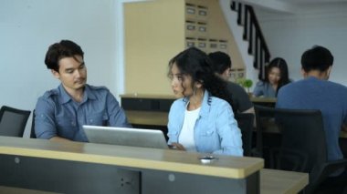 İş konsepti. Erkekler ve kadınlar ofiste buluşuyorlar. 4k Çözünürlüğü.