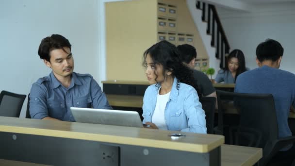 Concept d'entreprise. Des hommes et des femmes se réunissent dans le bureau. Résolution 4k .