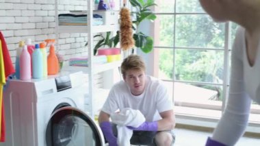 Temizlik konsepti. Çiftler tatillerde ev işlerini yapmak için birbirlerine yardım ediyorlar. 4k Çözünürlüğü.