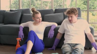 Temizlik konsepti. Çiftler yorucu ev işlerinden sonra dinleniyorlar. 4k Çözünürlüğü.