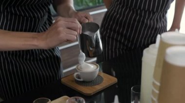 Barista konsepti. Personel kahve yapıyor. 4k Çözünürlüğü.