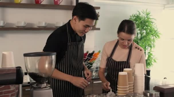Conceito Barista Homens Mulheres Ajudarem Uns Aos Outros Fazer Café — Vídeo de Stock