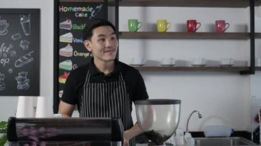Barista konsepti. Garson müşterilere kahve getiriyor. 4k Çözünürlüğü.