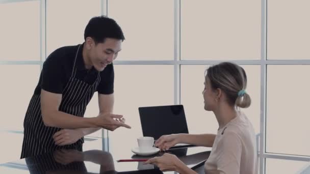 Barista Konceptet Servitrisen Talade Bekvämt Med Kunderna Caféet Upplösning — Stockvideo