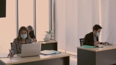İş kavramları. Çalışanlar ofiste birlikte çalışmaktadırlar. 4k Çözünürlüğü.