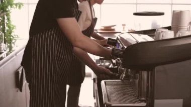 Barista konsepti. Personel tezgahta kahve yapıyor. 4k Çözünürlüğü.