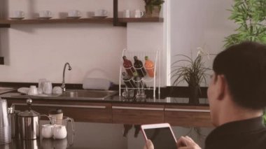 Barista konsepti. Garson tezgahtaki müşteriye kahve servisi yapıyor. 4k Çözünürlüğü.