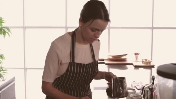 Concepto Barista Empleados Decorando Tazas Café Con Cuidado Resolución — Vídeos de Stock