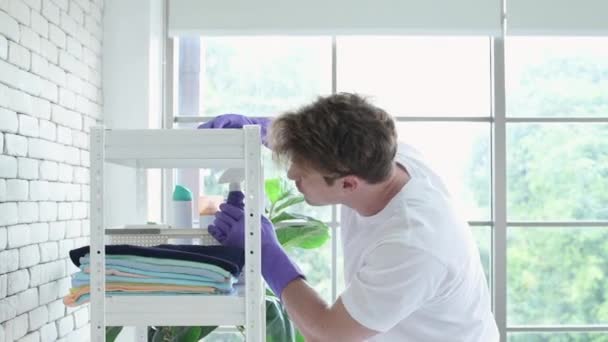 清掃の概念 カップルは家事を喜んでする 4K分解能 — ストック動画