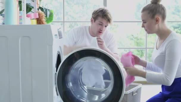 Temizlik Konsepti Aşıklar Evde Çamaşır Yıkıyor Çözünürlüğü — Stok video